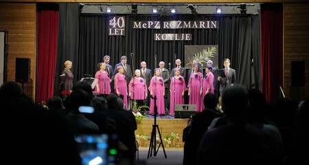 MePZ Rožmarin Kotlje s slavnostnim koncertom praznoval svojih ponosnih 40 let (3)